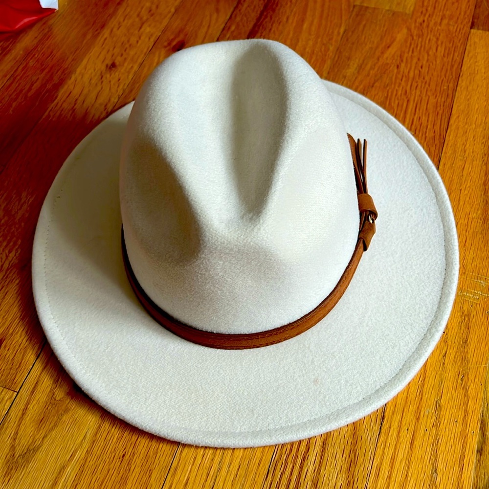 NWT fedora cream color